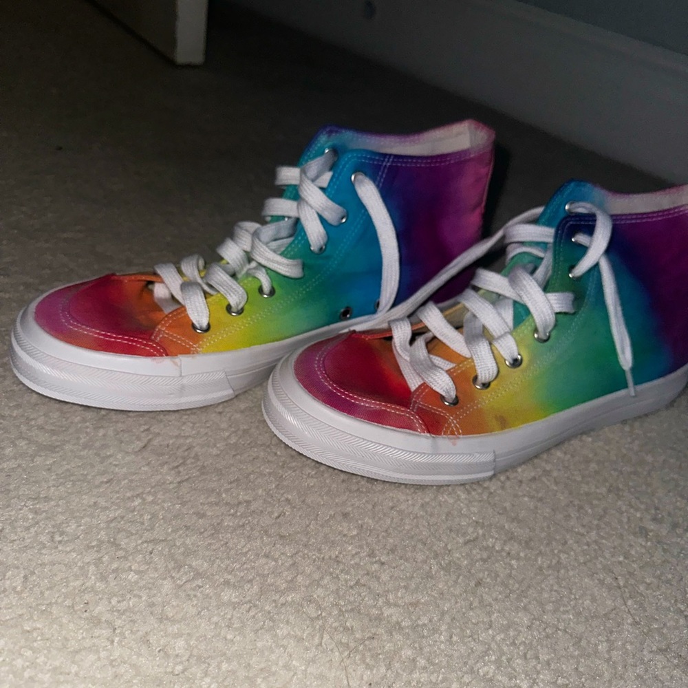 High top rainbow canvas shoe women’s size 8.5